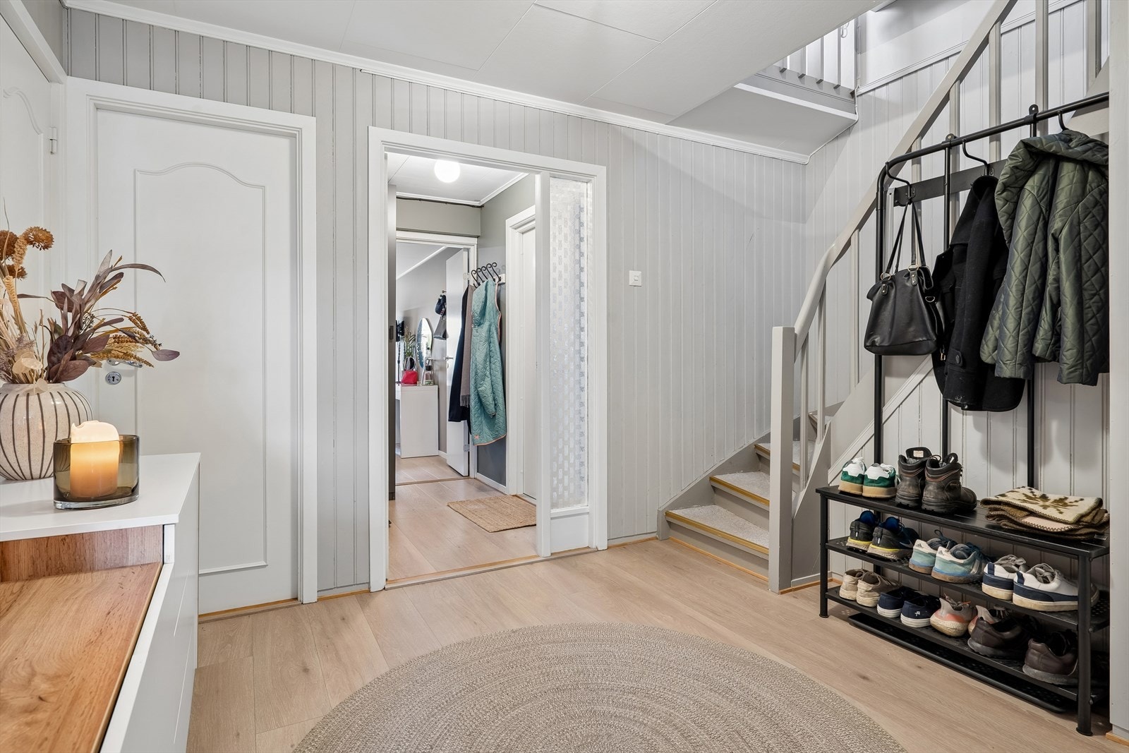 Til høyre for entré ble det i 2023 påbygget med 2 ekstra soverom, samt takoverbygg fra trapp til bod. Og ny veranda over carport og tilbygg mot Øst. Utført av Kvernmo. Galleribilde
