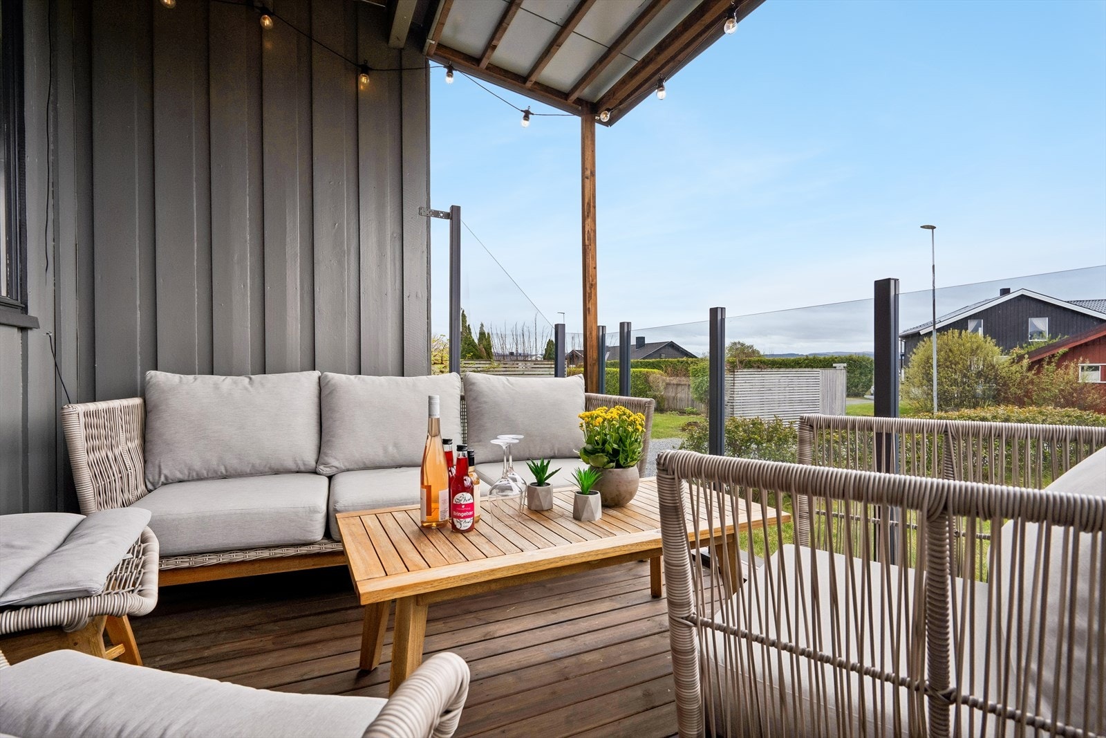 Pent opparbeidet veranda med takoverbygg. Her har man sola til den går ned på kvelden. Galleribilde