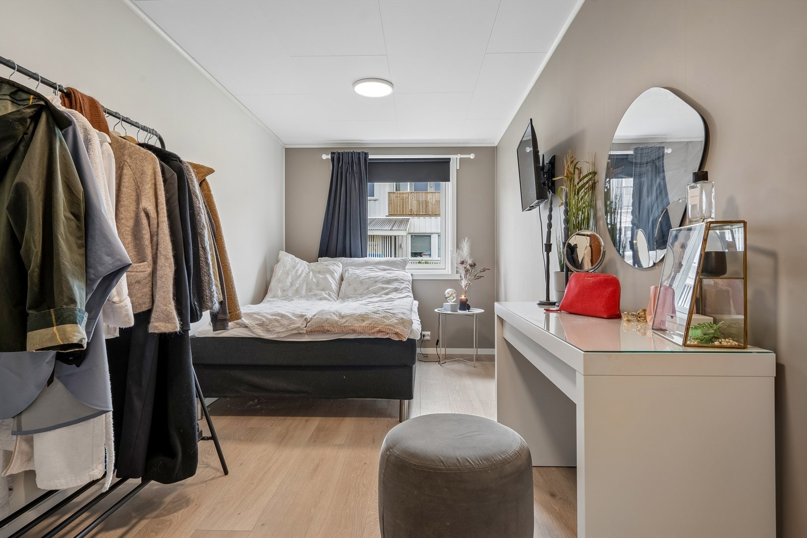 Soverom 1 i påbygg er på 11,5 kvm og vender mot bakgården. Galleribilde