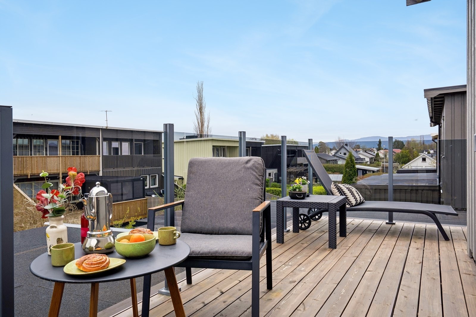 Over tilbygget ble det ordnet med ny veranda mot Øst hvor man får morgensola. Tilsvarende rekkverk som på framsiden av huset. Galleribilde