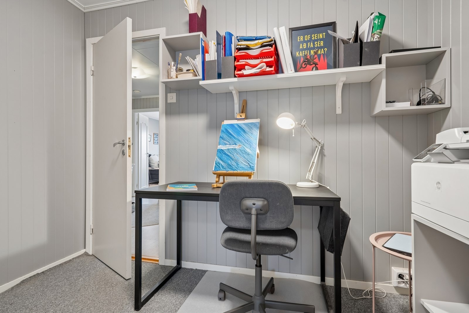 Kontorplass mellom gang og soverom 2 i påbygget. Galleribilde