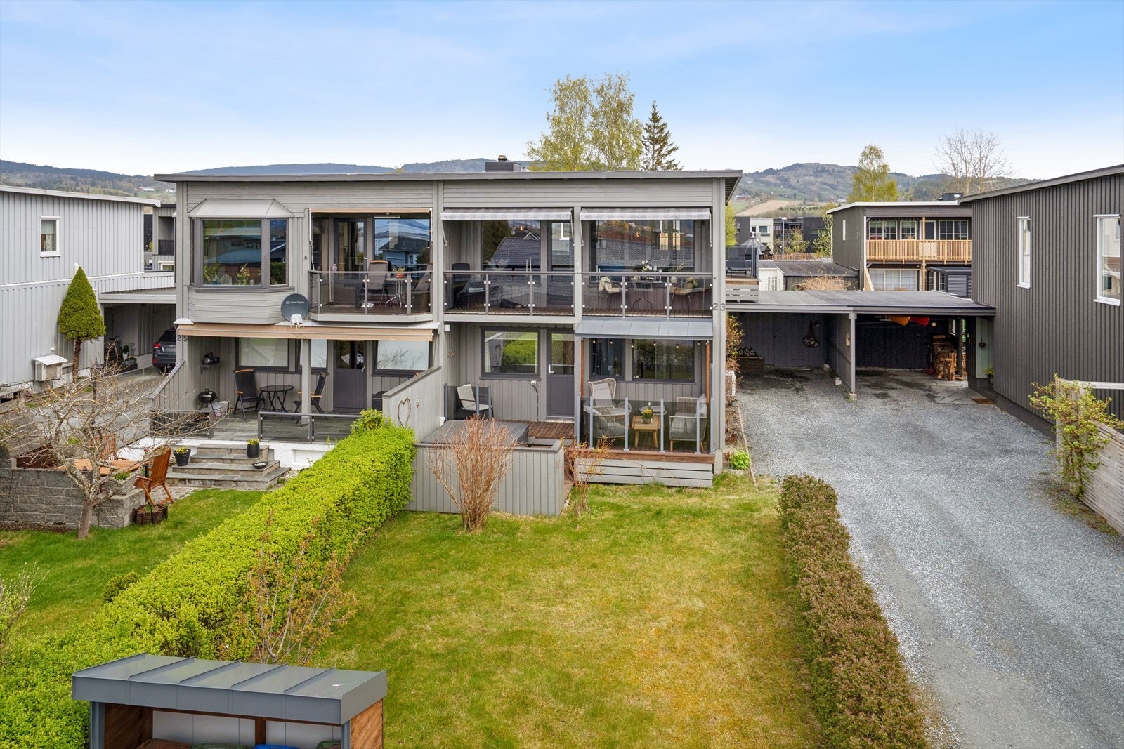 Pent opparbeidet uteområde mot Vest. Sol gjennom store deler av dagen. Galleribilde