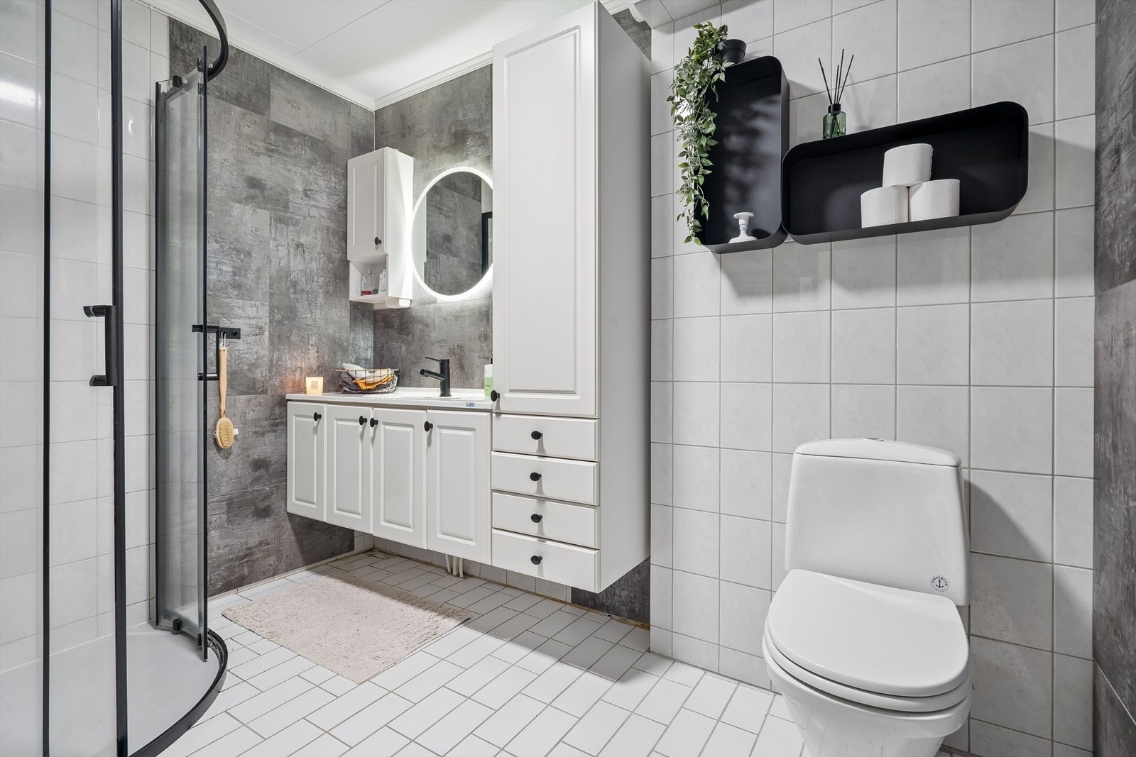 Badet på 5 kvm er opprinnelig fra 1991, med ble pusset opp med ny vifte, taklampe og speil med lys over vask i 2022, dekorfliser pålagt vegger i 2024. Galleribilde