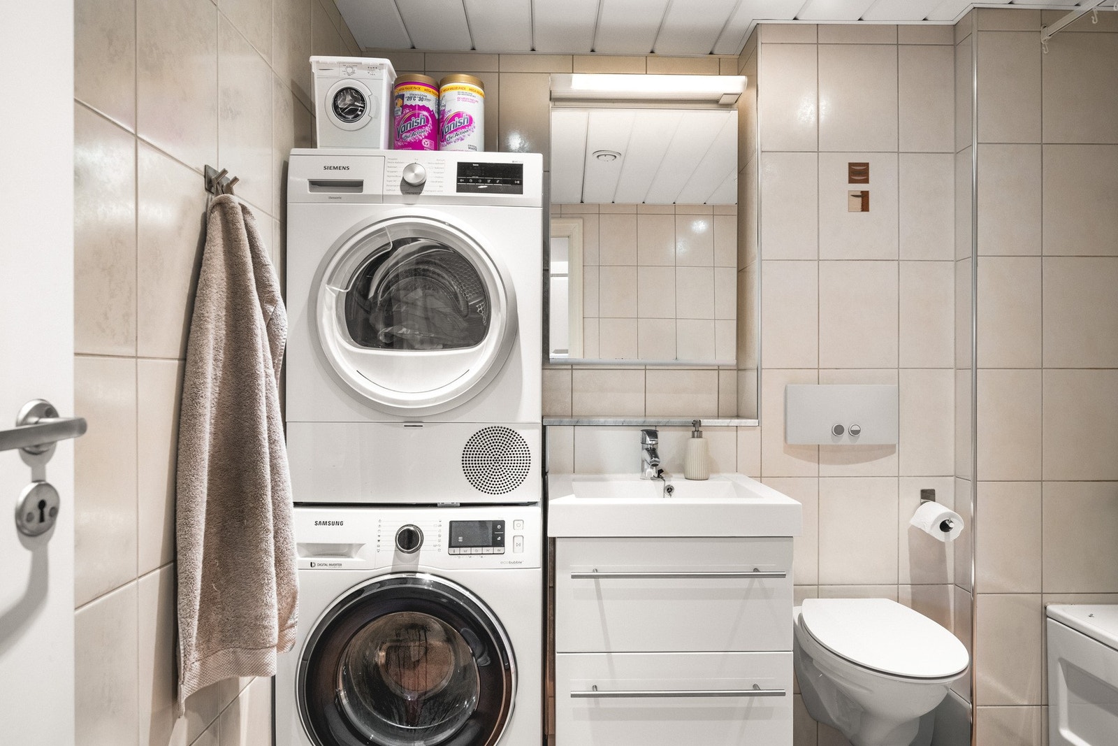 Baderommet er romslig og måler 6,2 m², med flislagte vegger og gulv som gir et stilrent og praktisk uttrykk. Galleribilde