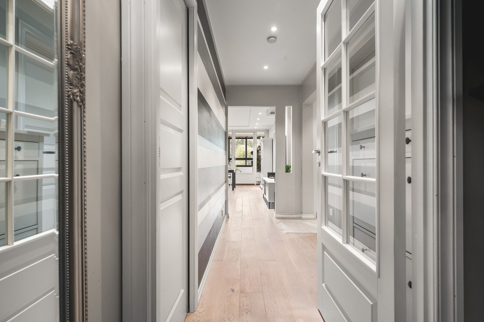 Fra entréen er det en dør inn til en lang gang på 6,2m². Galleribilde