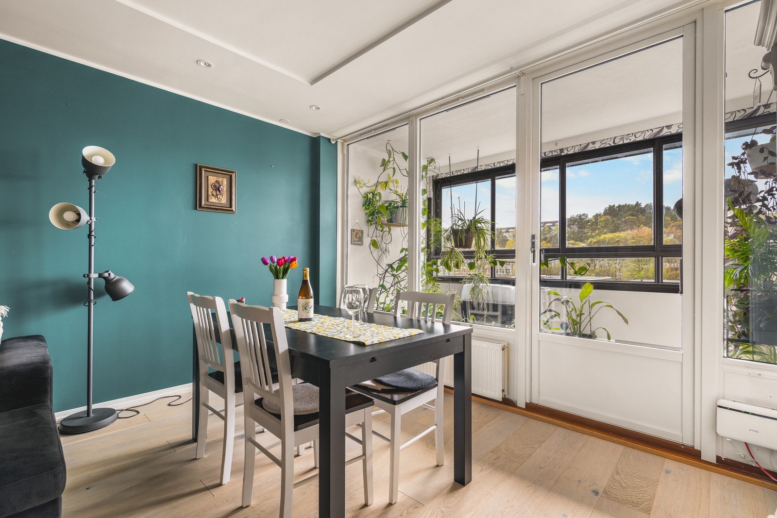 Fra stuen er det utgang til en innglasset balkong på 6,3m². Galleribilde