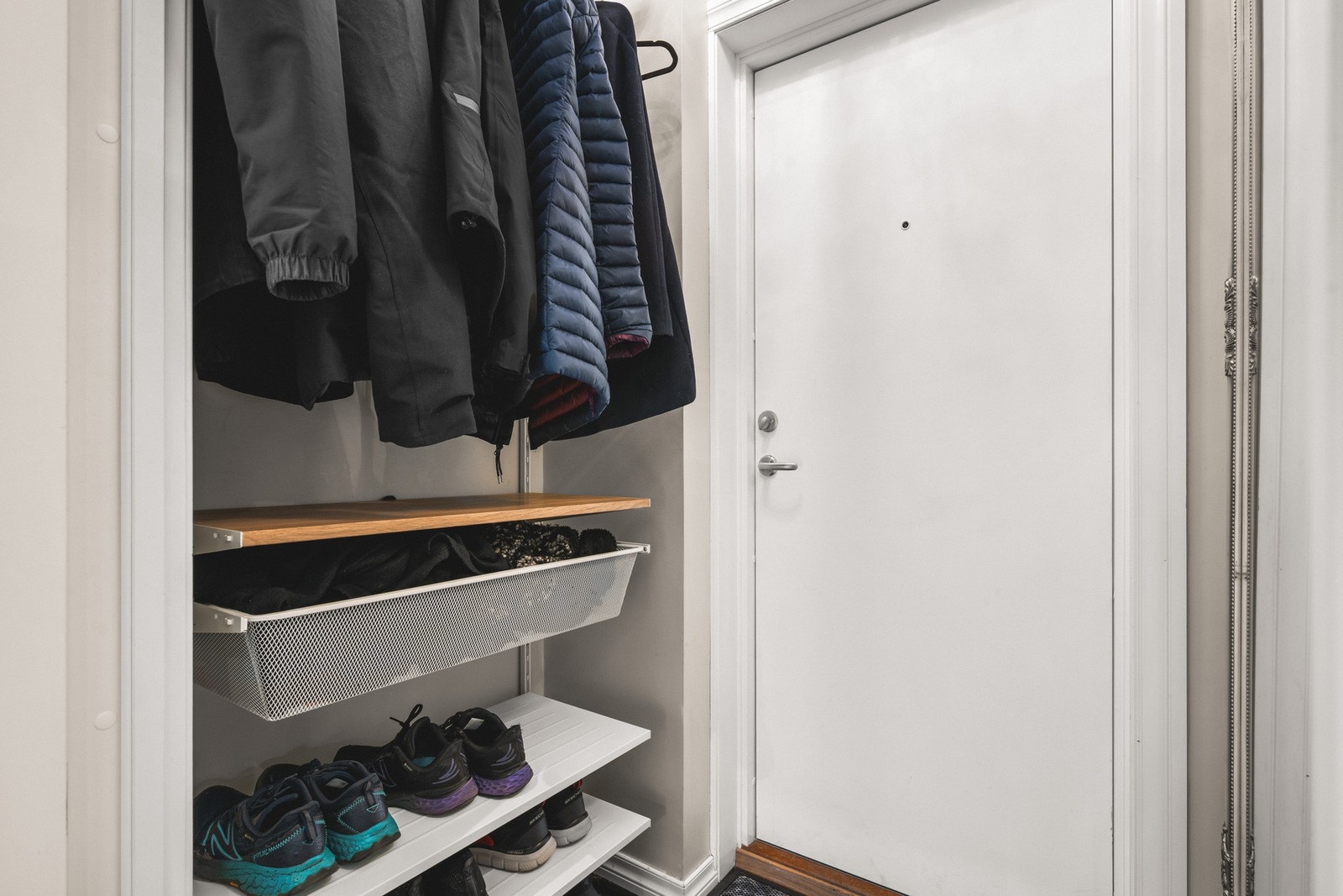 Velkommen inn! Det første som møter deg er en entré på 1,5m². Her har en god plass til å henge fra seg yttertøy og sette fra seg sko. Galleribilde