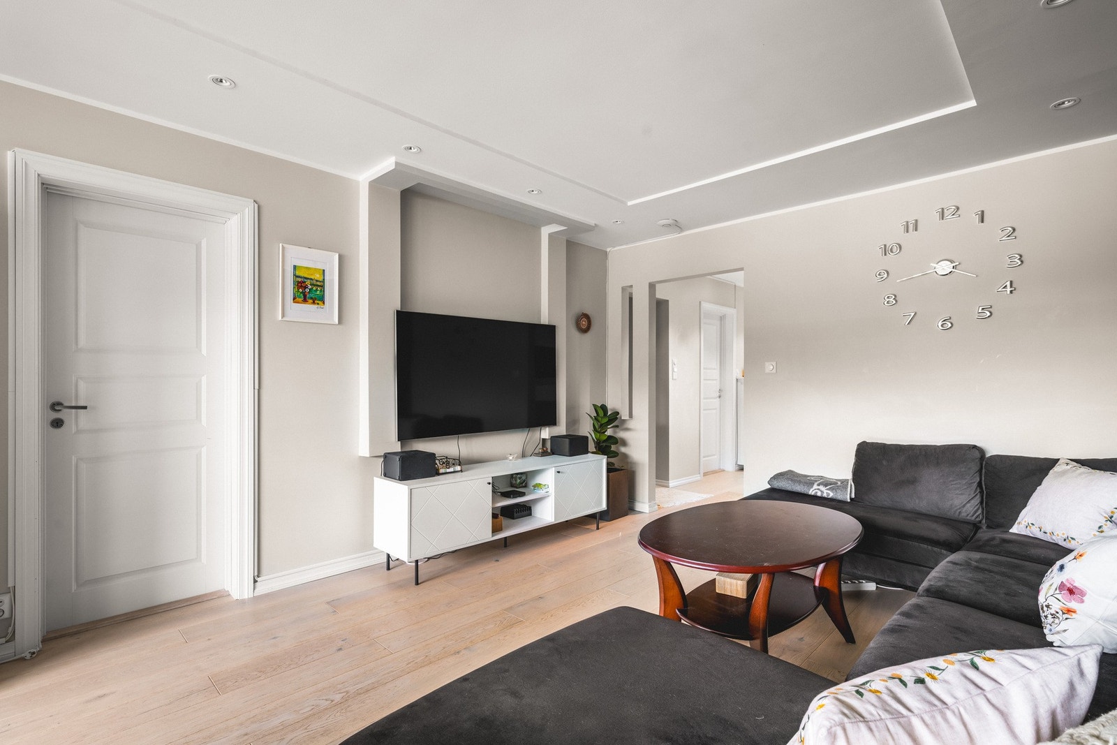 Videre inn i leiligheten kommer en til stuen på 21,3m². Det er dimbare spotter i stuen som sørger for god belysning og en lun atmosfære. Galleribilde