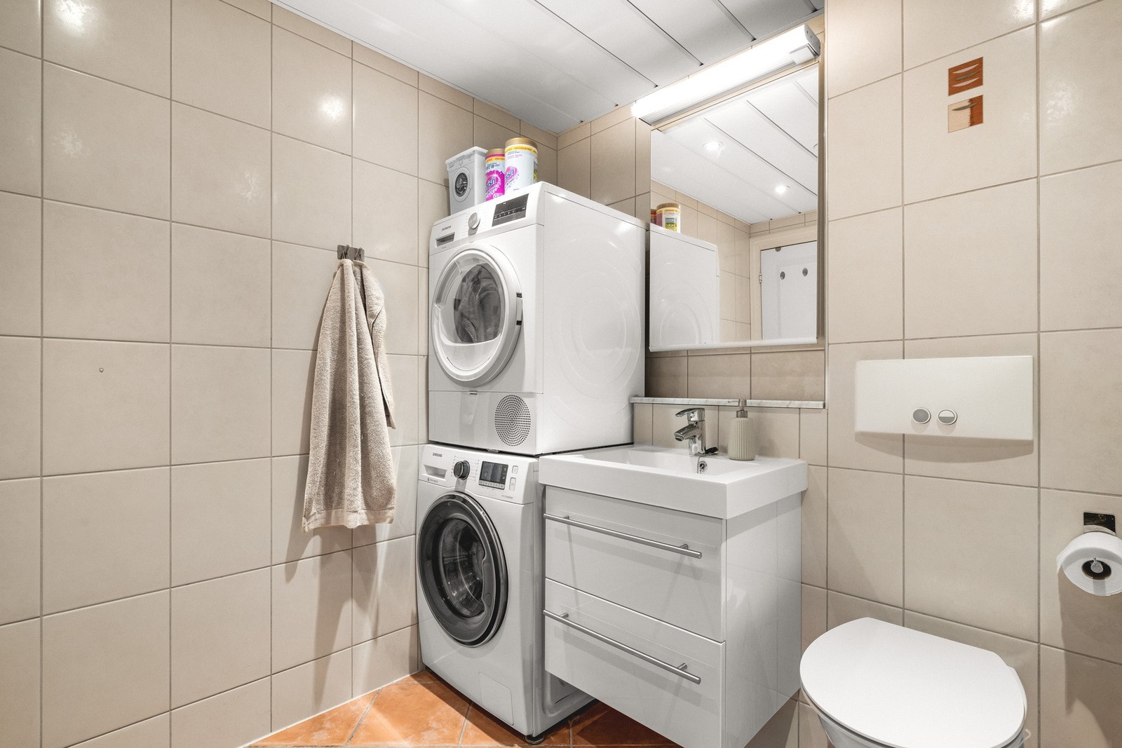 På badet er det opplegg for vaskemaskin og tørketrommel. Galleribilde