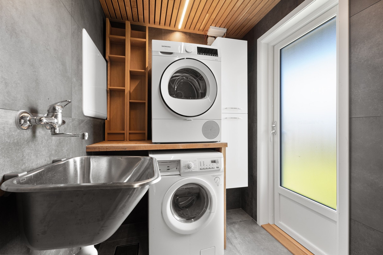 Vaskerom med egen inngang og direkte adkomst fra badet. Galleribilde