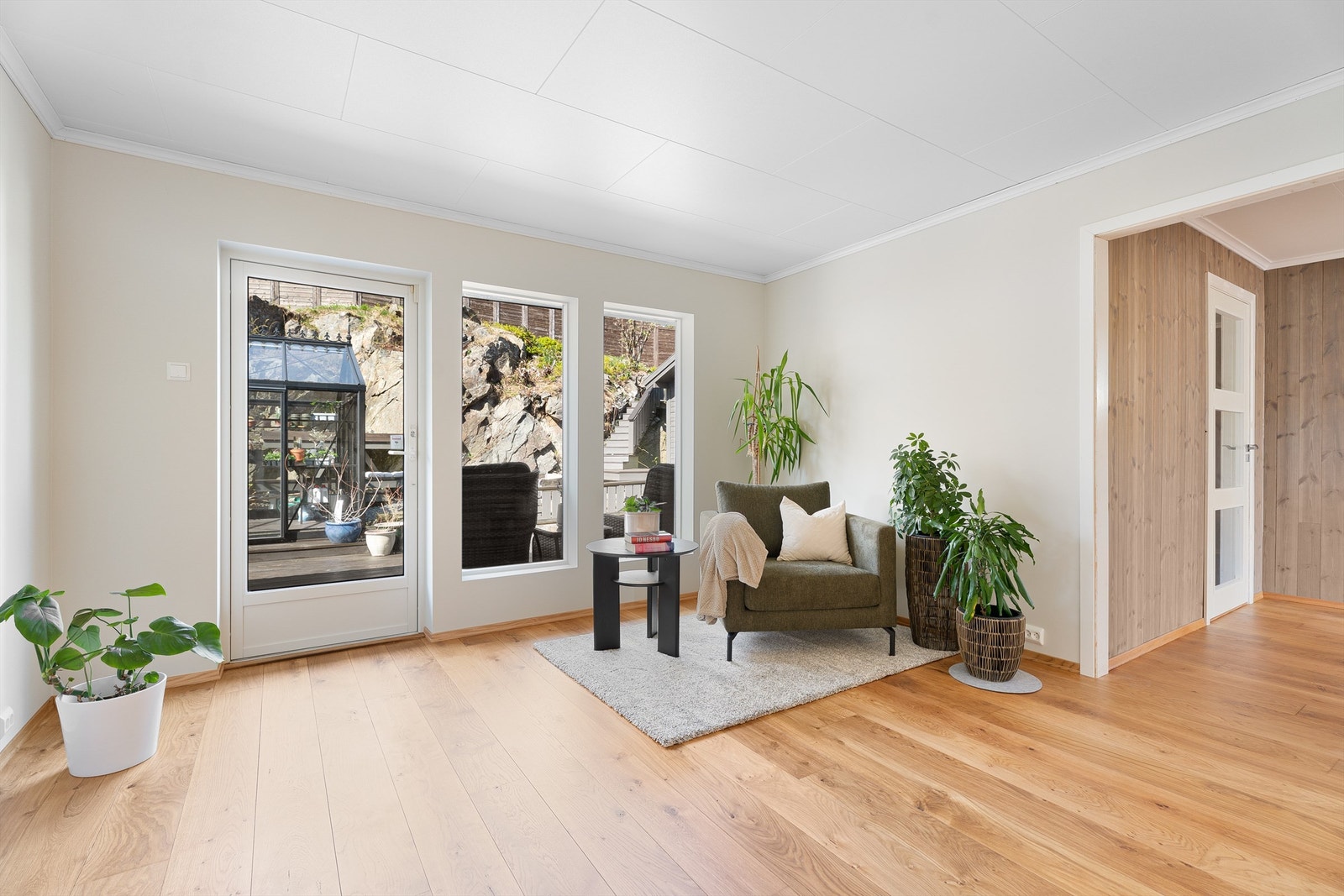 Del av stua med utgang til usjenert og pen bakhage. Galleribilde