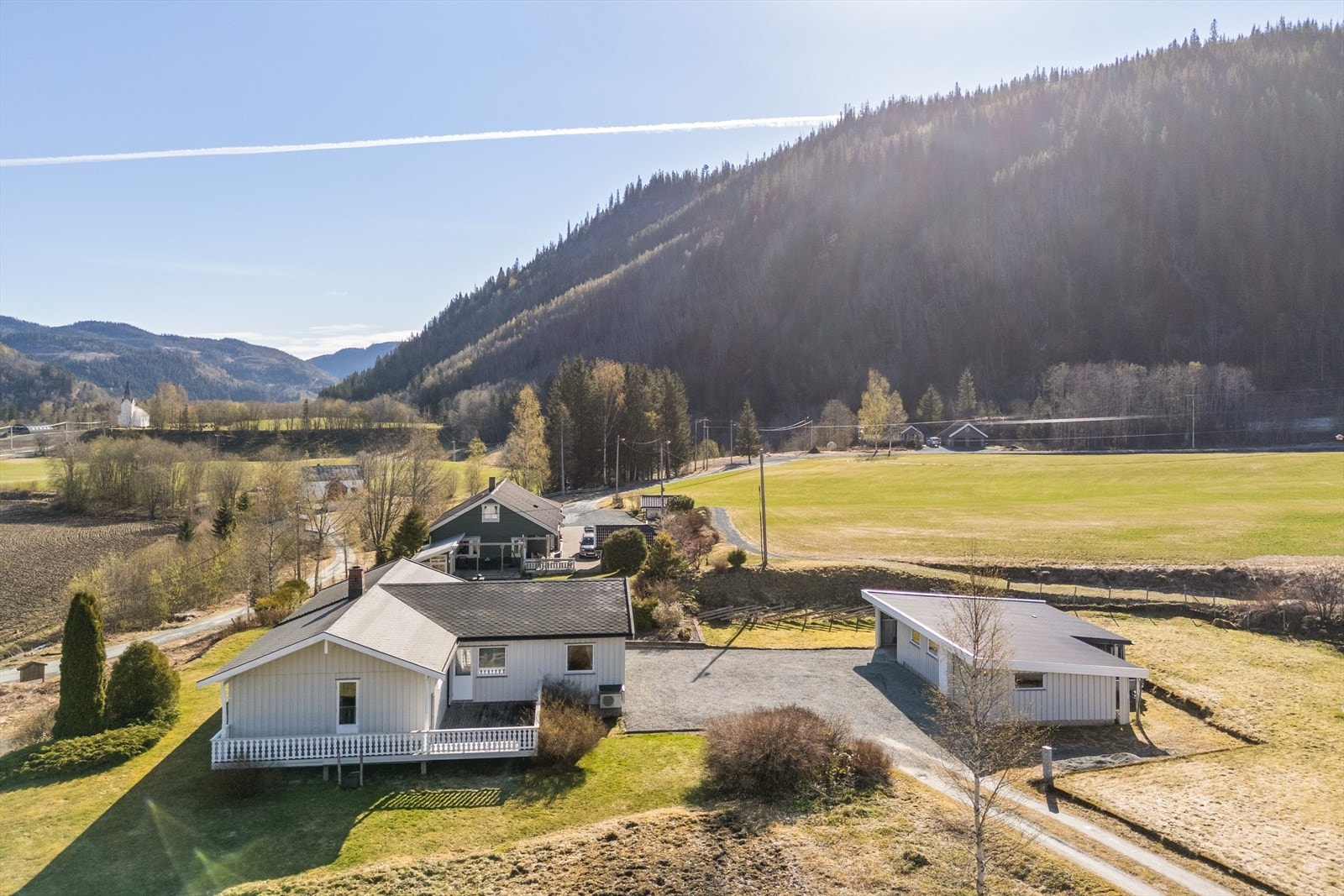 Dette er en landlig beliggende og sjarmerende eiendom i Flora bestående av hus, garasjebygg med isolert verksteddel samt en pent opparbeidet tomt Galleribilde