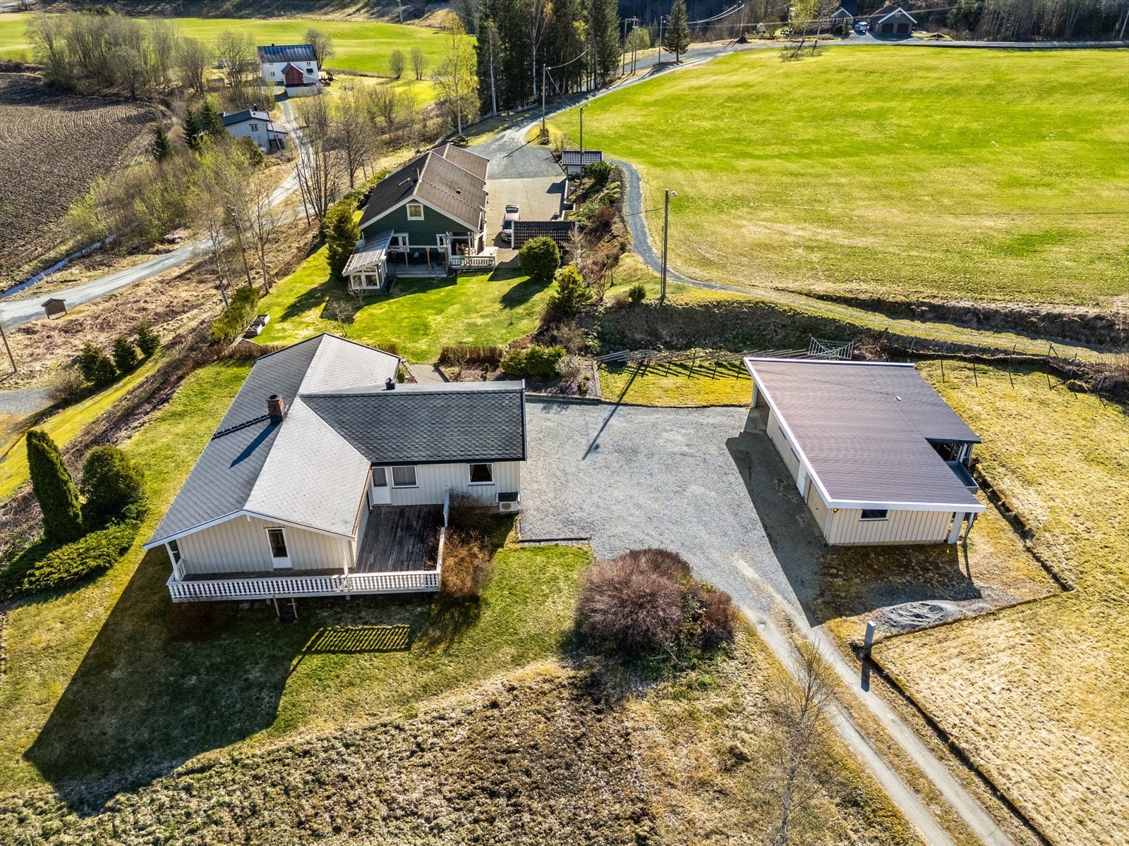 Her får du et stort garasjebygg på 84 kvadratmeter med carport, isolert verksteddel, garasje og vedskjul Galleribilde