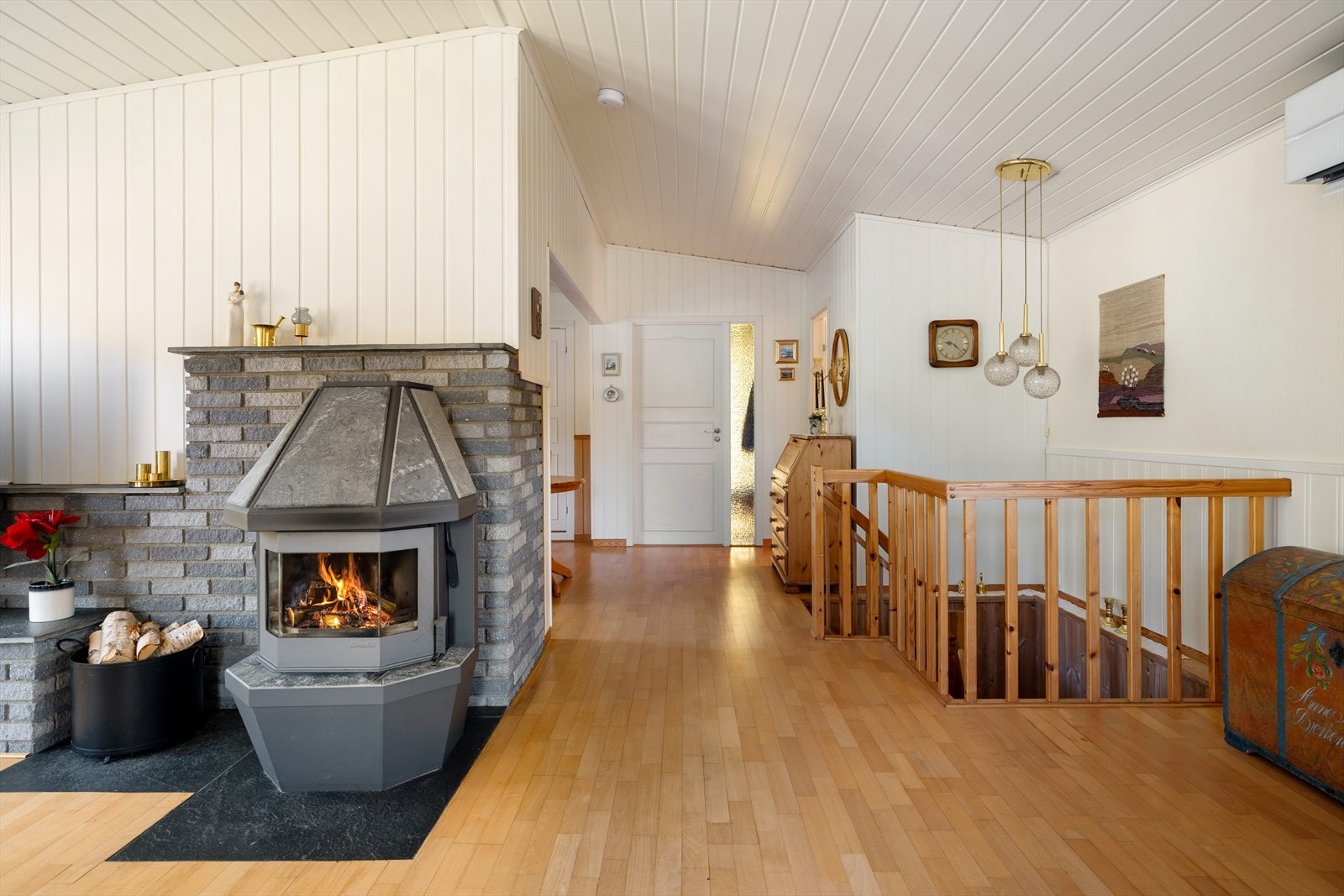På stuen har man oppvarming via både vedovn og varmepumpe Galleribilde