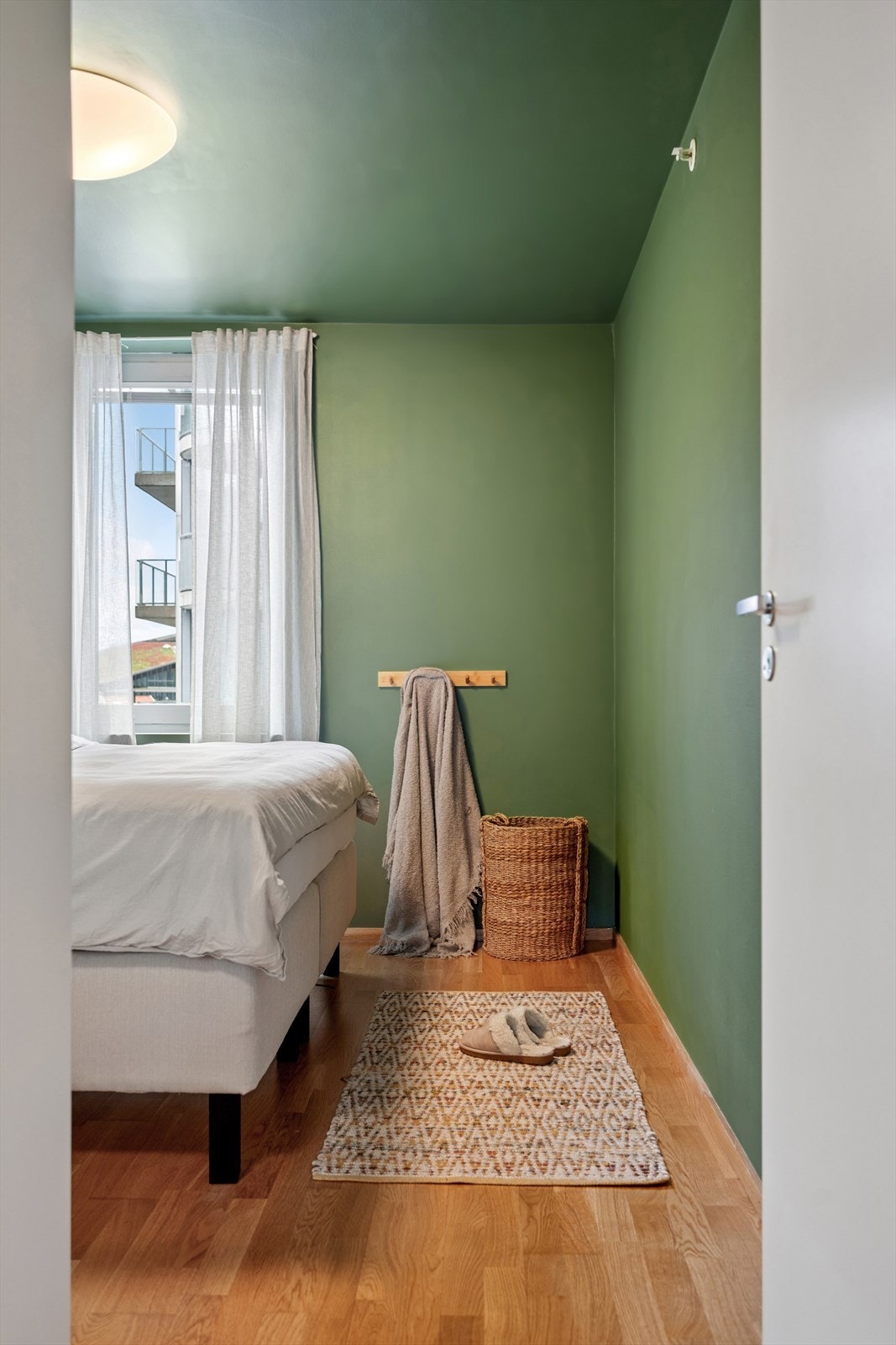 Soverommene er praktisk plassert med kort vei til badet. Galleribilde