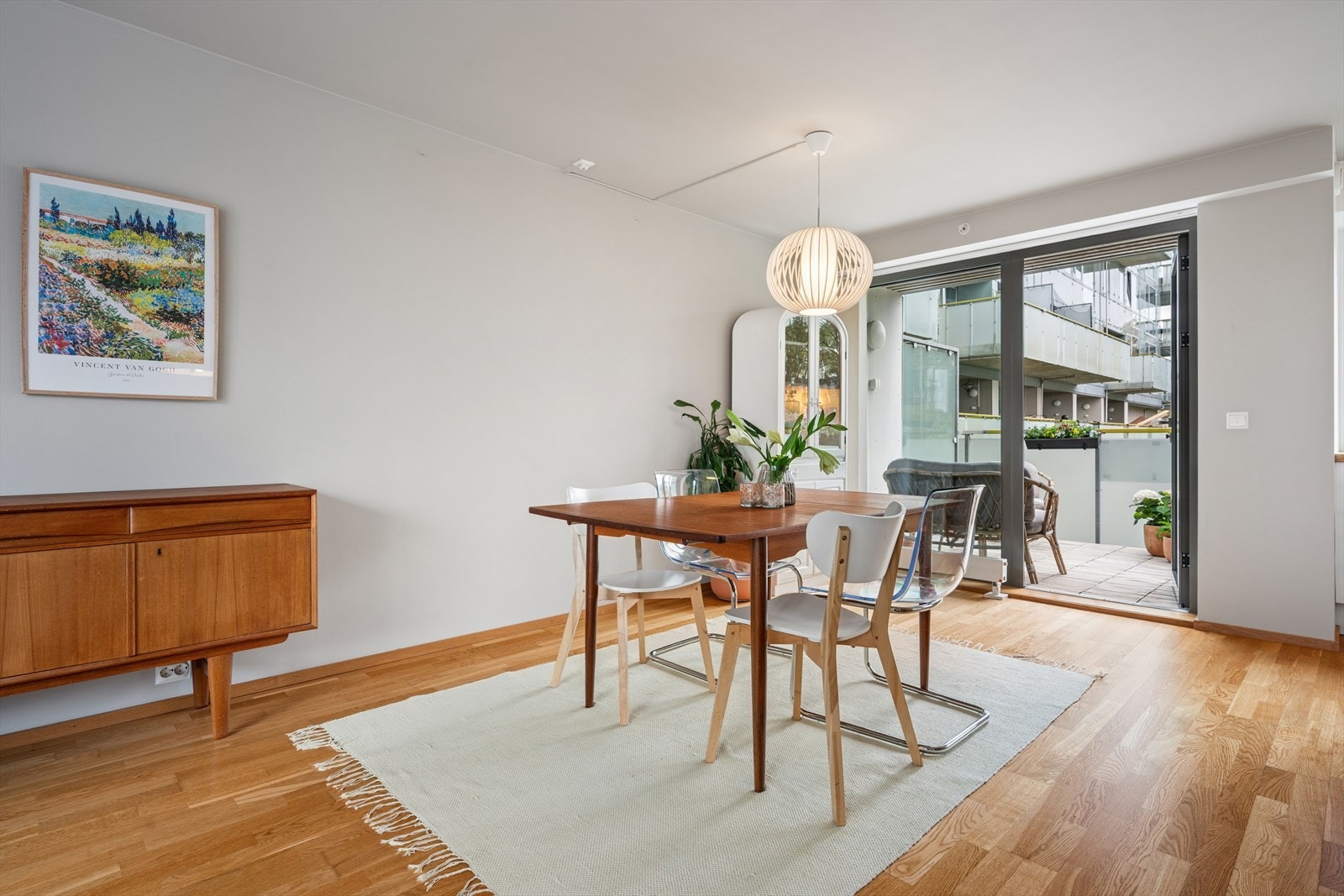 Den åpne løsningen gir god plass til både spisebord og sofagruppe. Galleribilde