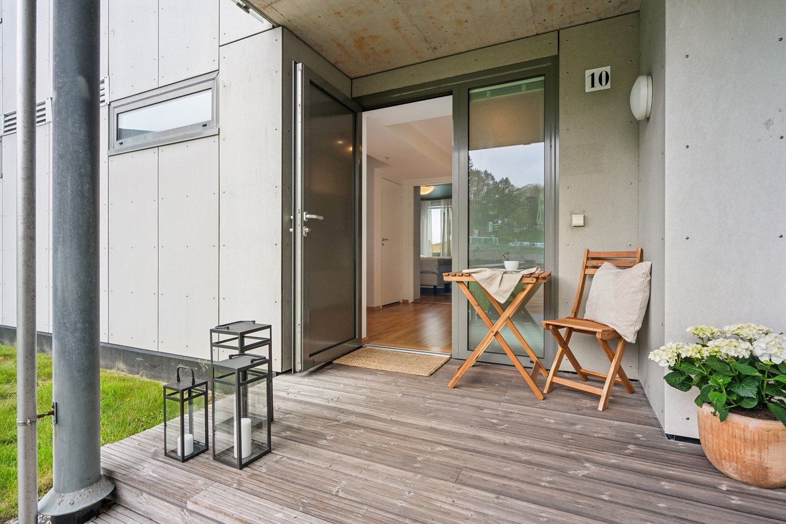 Pent og velstelt, eget inngangsparti - Fin veranda, her nytes morgenkaffen! Galleribilde