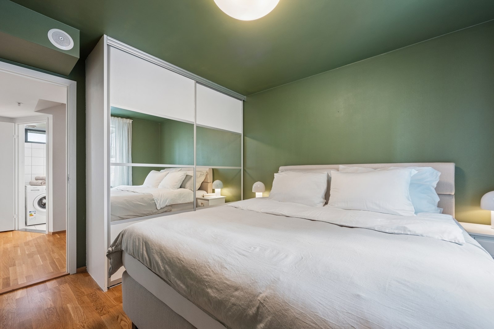 Leiligheten har 2 soverom, begge plassert i denne etasjen. Rommene har plass til seng og garderobeløsninger. Galleribilde
