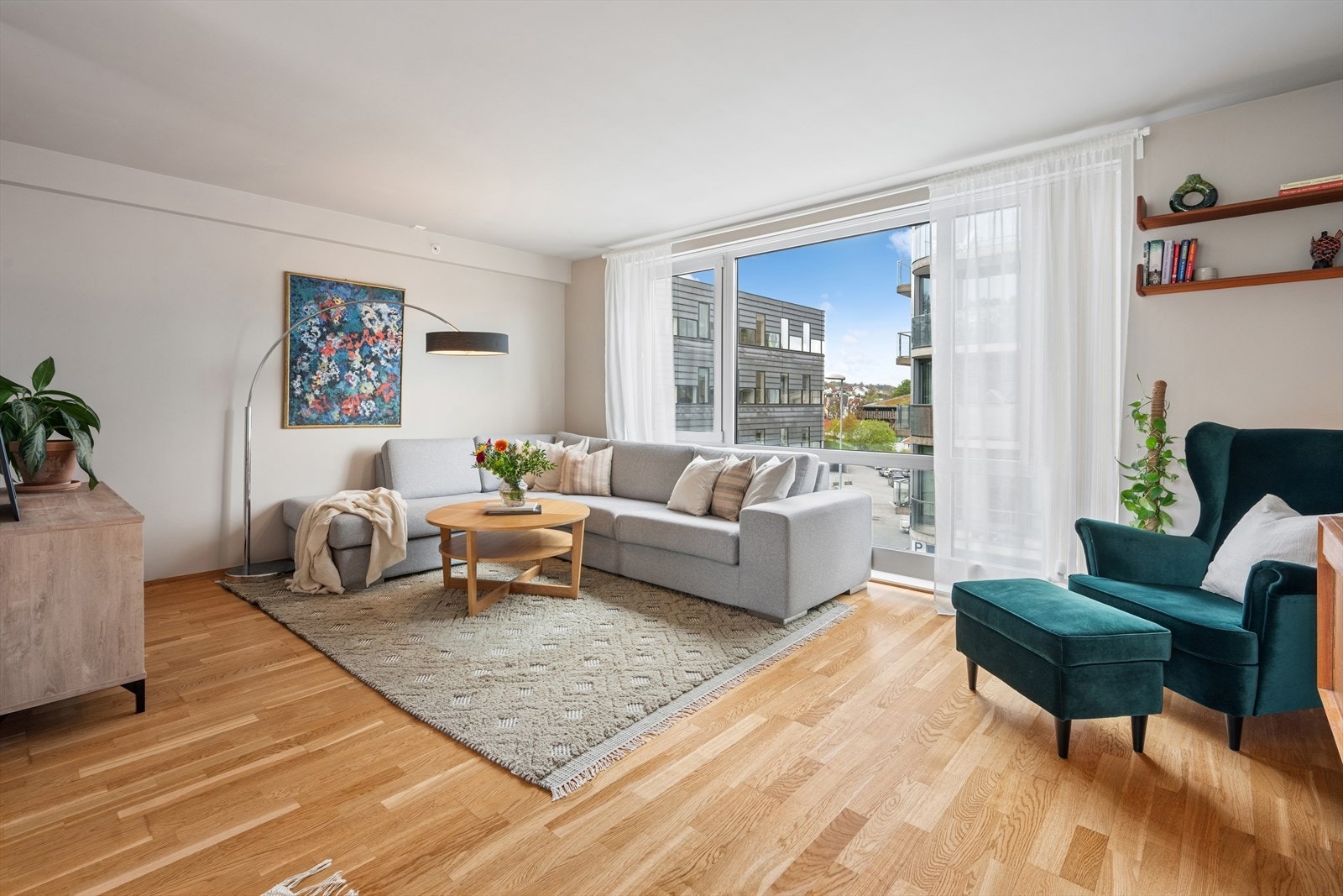 Stuen har store vindusflater som gir rikelig med naturlig lys, og gjennomgående parkett på gulvet. Galleribilde