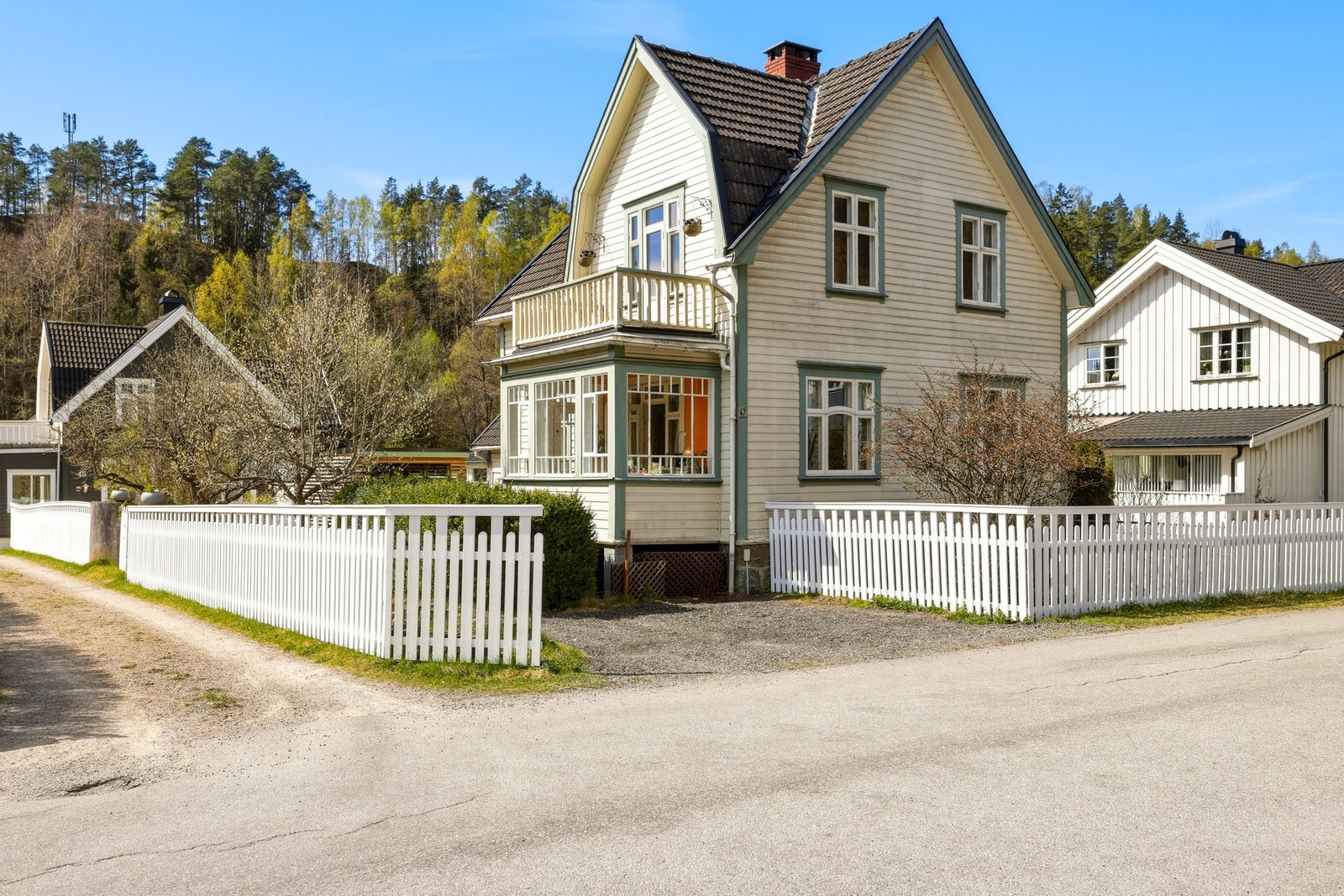 Eiendommen har flere originale bygningsdeler som vinduer, dører panel etc. som er intakt, og gir eiendommen et særegent preg. Galleribilde