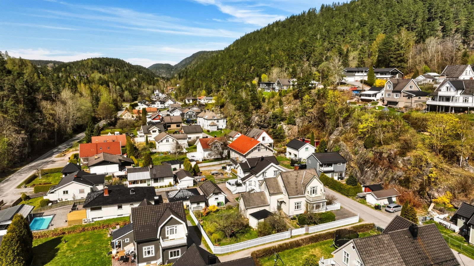 Eiendommen har stor solrik hage med flere flotte uteplasser, fin beplantning og frukttrær. Fra stuen og hagen har man direkte adkomst til en innglasset balkong. Tomten er innrammet av et stakittgjerde identisk med det opprinnelige. Galleribilde