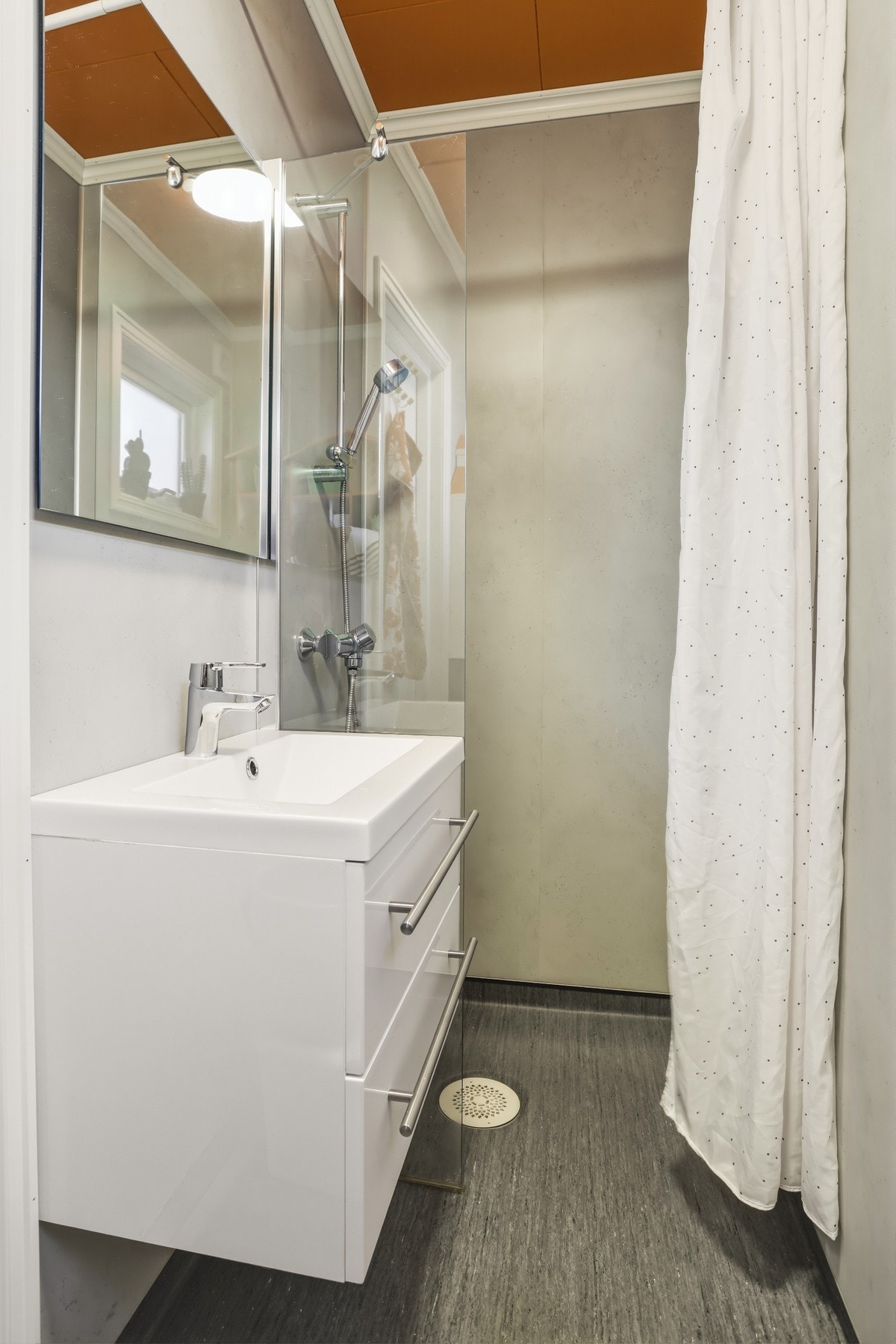 Badet i 1.etg. ble renovert i 2022/2023. Rommet er utstyrt med toalett og dusjgarnityr. Galleribilde