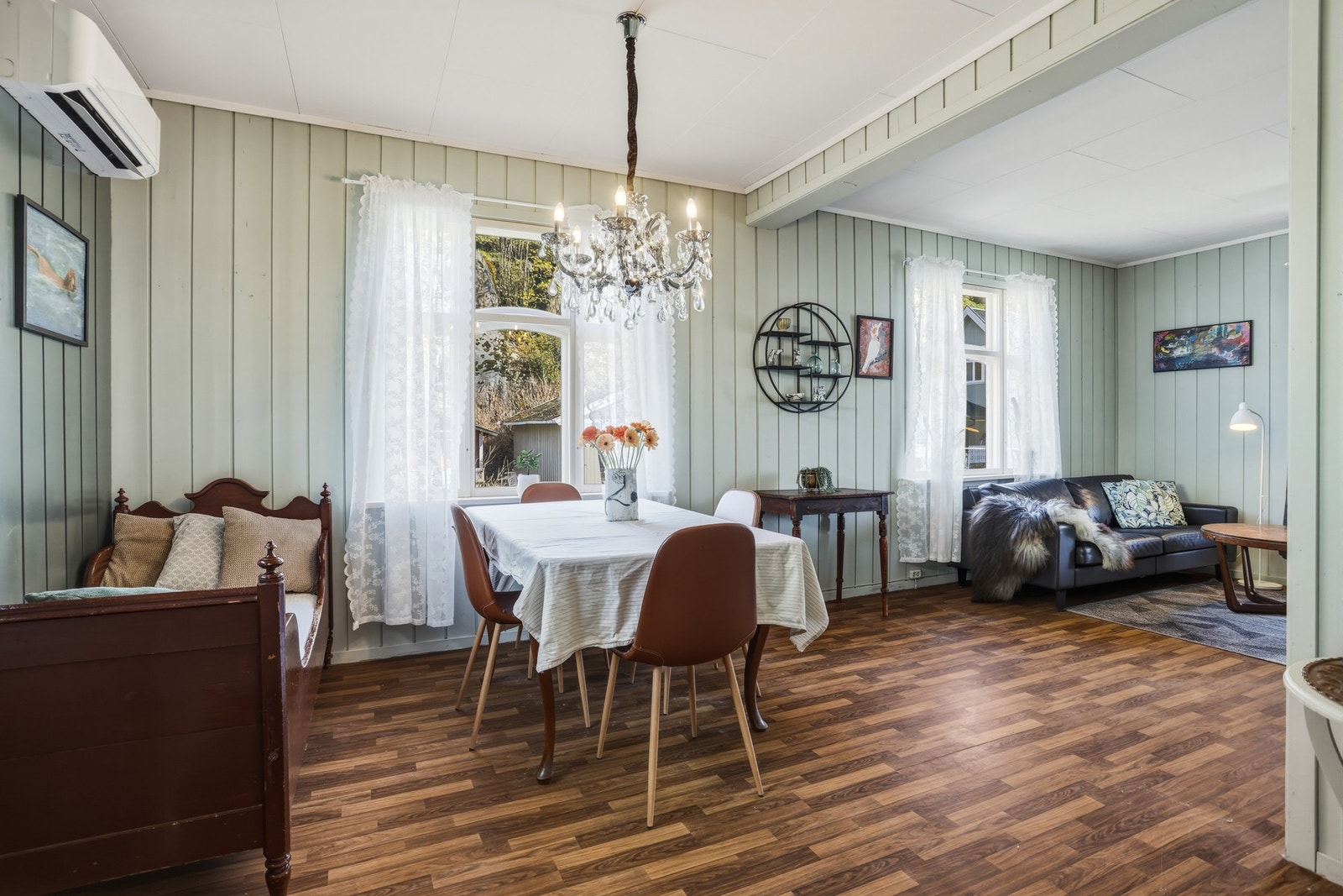 I 1.etg. er det en pen stue fordelt over 2 sosiale soner. Rommet har klassiske vakre vinduer, god takhøyde og direkte adkomst til inngalsset balkong som blir en fin forlengelse av stuen på sommerhalvåret. Galleribilde