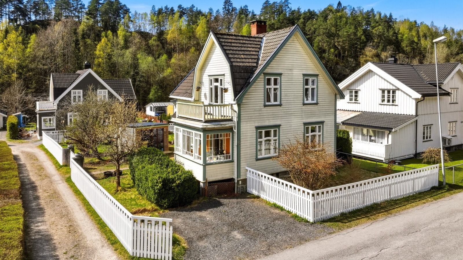 Gruslagt parkering med plass til to biler på egen tomt. Galleribilde