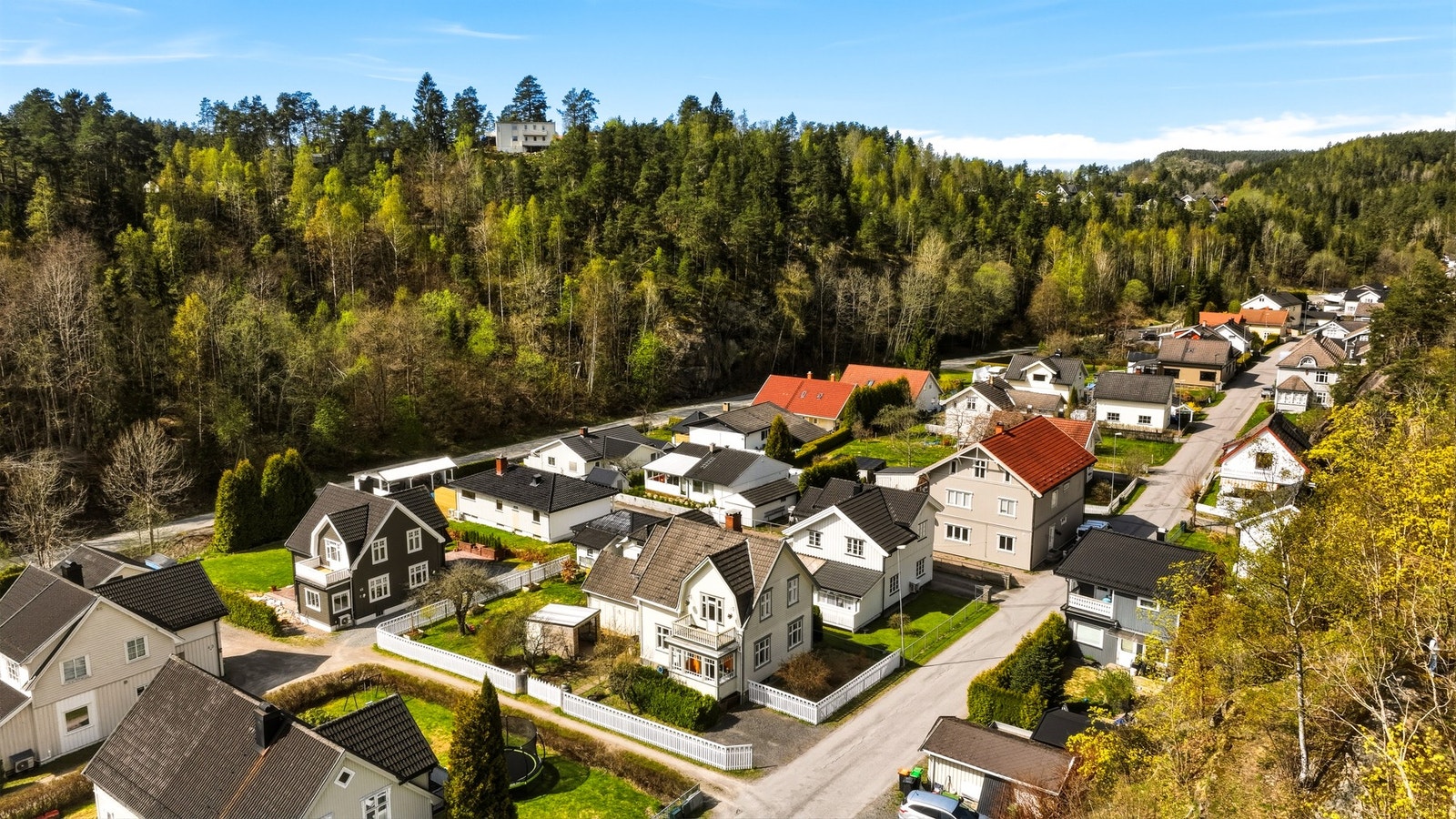 Eiendommen har stor solrik hage med flere flotte uteplasser, fin beplantning og frukttrær. Fra stuen og hagen har man direkte adkomst til en innglasset balkong. Tomten er innrammet av et stakittgjerde identisk med det opprinnelige. Galleribilde