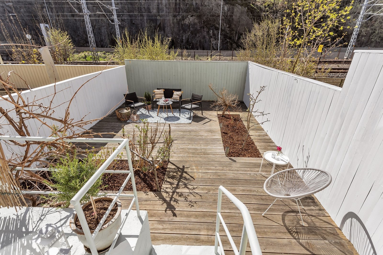 Nyt livet i solveggen på en sørvendt og solrik uteplass, som innbyr til avslapning og gode stunder. Galleribilde
