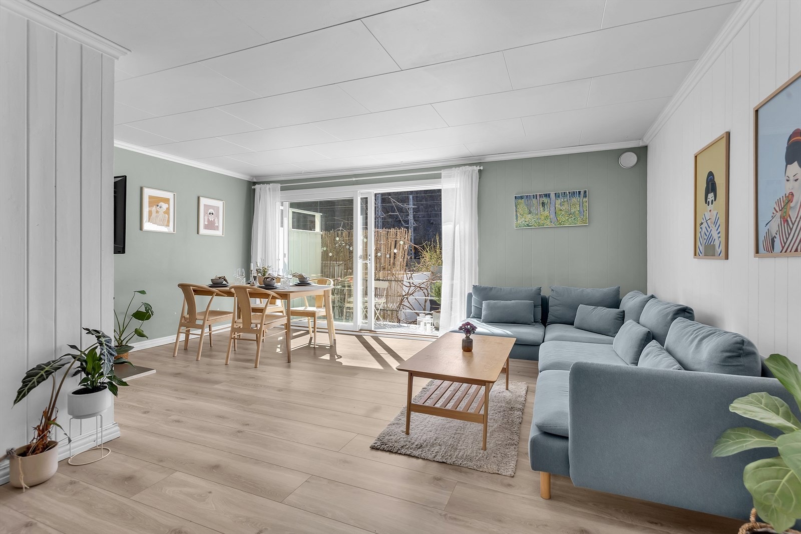 Store vindusflater gir rikelig med naturlig lys og skaper en luftig og innbydende atmosfære. Galleribilde