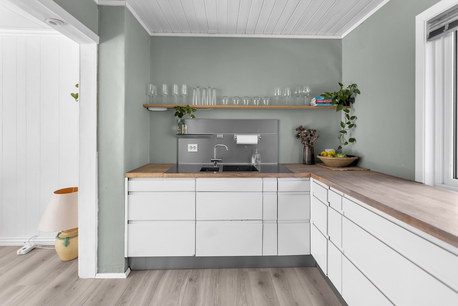 Kjøkkenet er utstyrt med en kvalitetsventilator fra Gaggenau, som sikrer effektiv ventilasjon. For ekstra komfort er det varmeteppe installert i gulvet, noe som gjør kjøkkenet hyggelig å bruke året rundt. Galleribilde