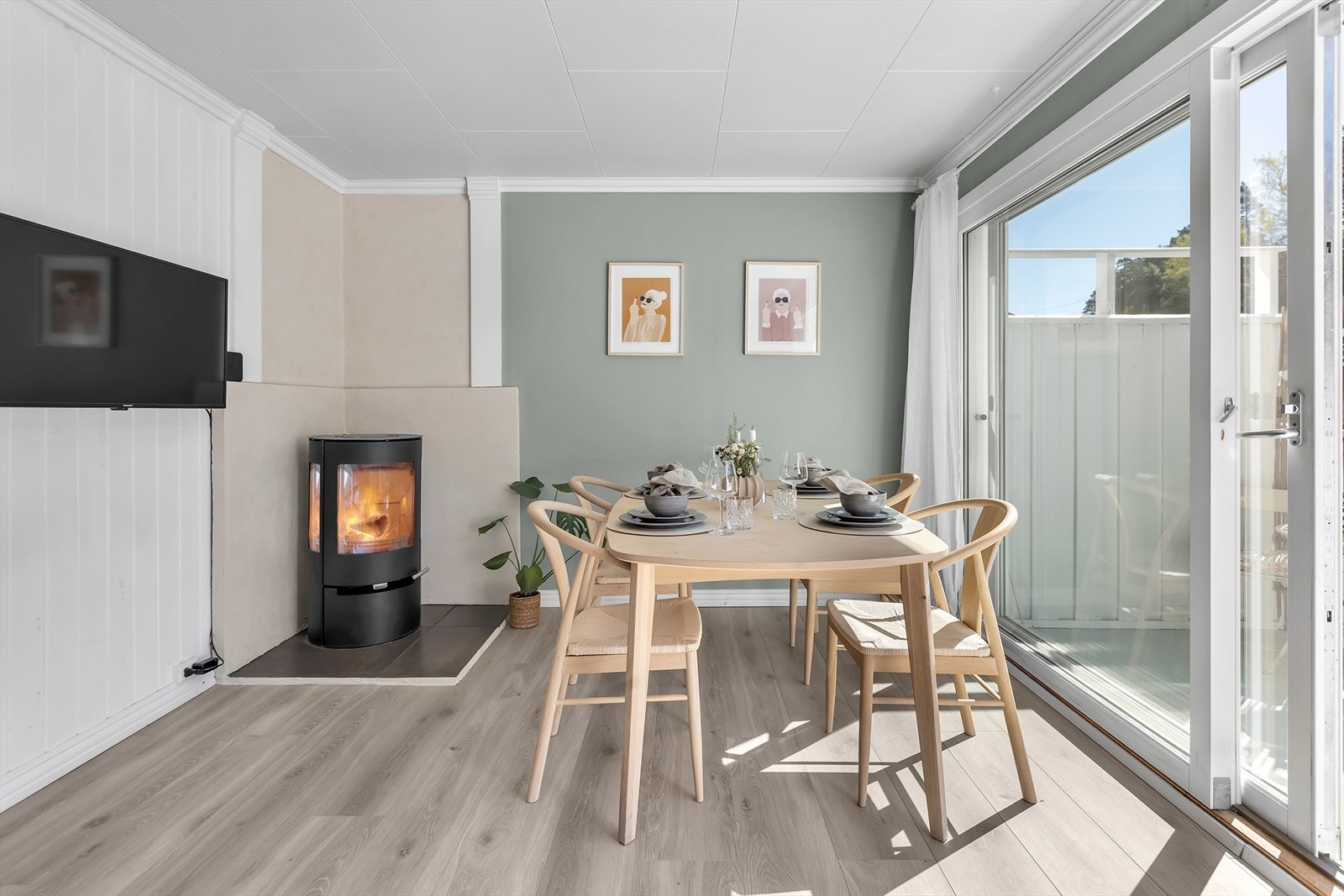 Stemningsfulle vedovnen fra 2021 sørger for både varme og hygge på kjøligere høst- og vinterkvelder. Galleribilde