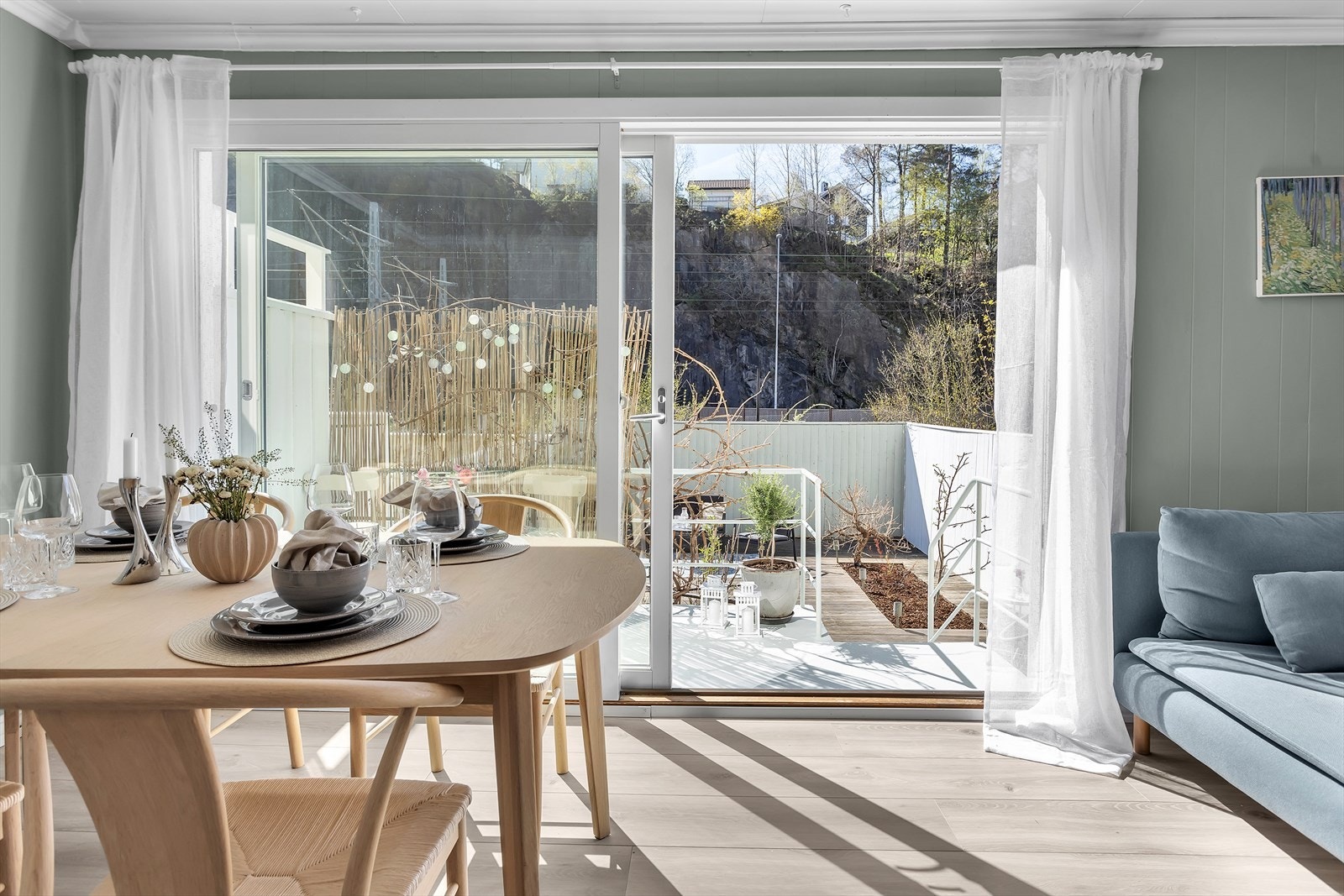 Fra stuen er det utgang til en solrik uteplass via en solid skyvedør, som elegant forener inne- og uterom. Galleribilde