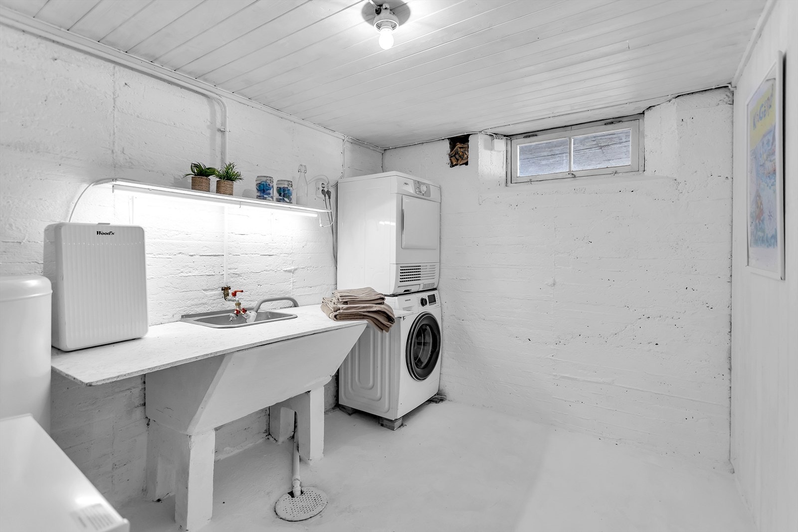 Praktisk og funksjonelt separat vaskerom som gjør klesvasken til en enkel oppgave. Rommet er utstyrt med utslagsvask og har opplegg for både vaskemaskin og tørketrommel. Galleribilde