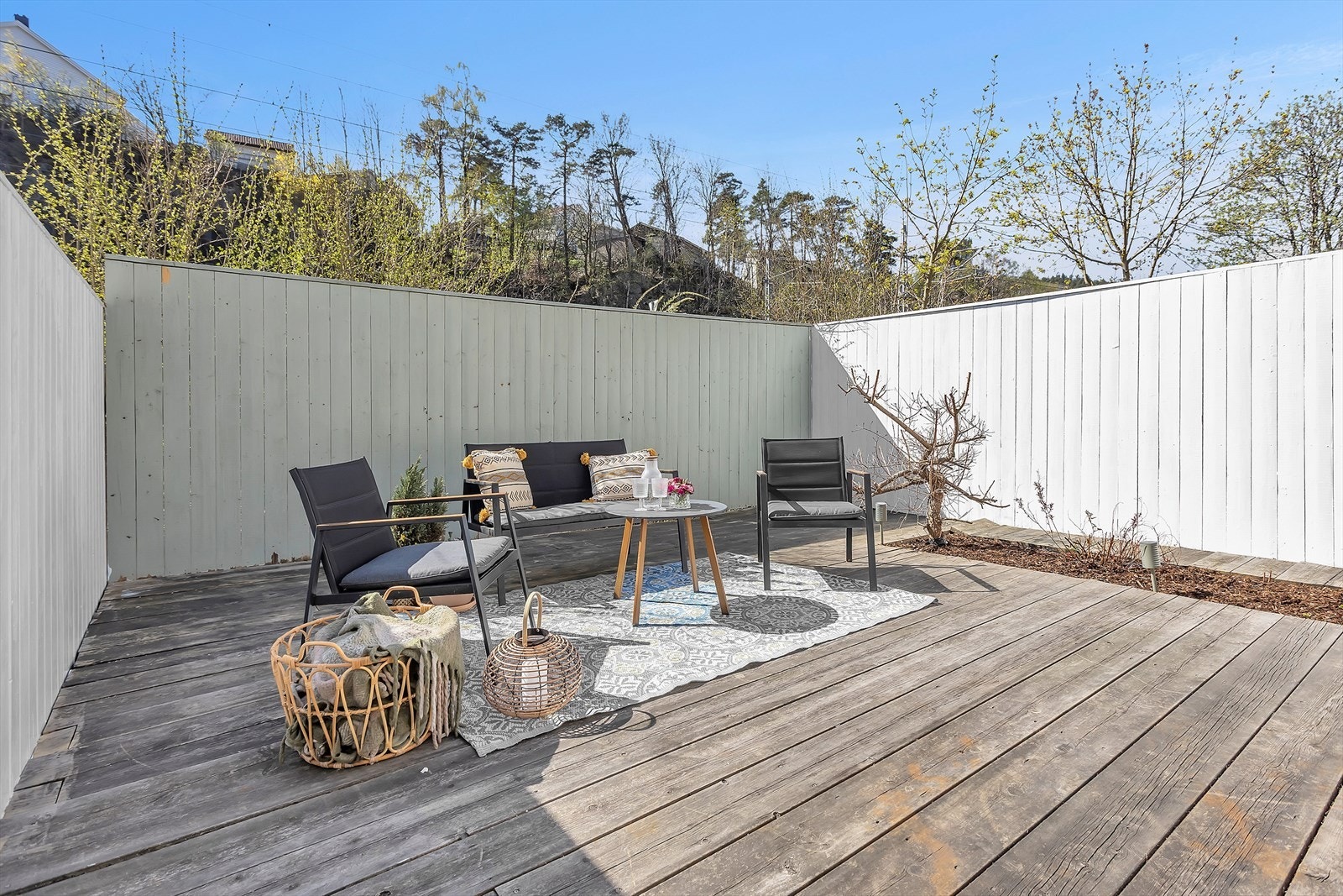 Uteplassen har rikelig med plass til flere sittegrupper og grill, perfekt for sosiale sammenkomster og hyggelige måltider med familie og venner. Galleribilde
