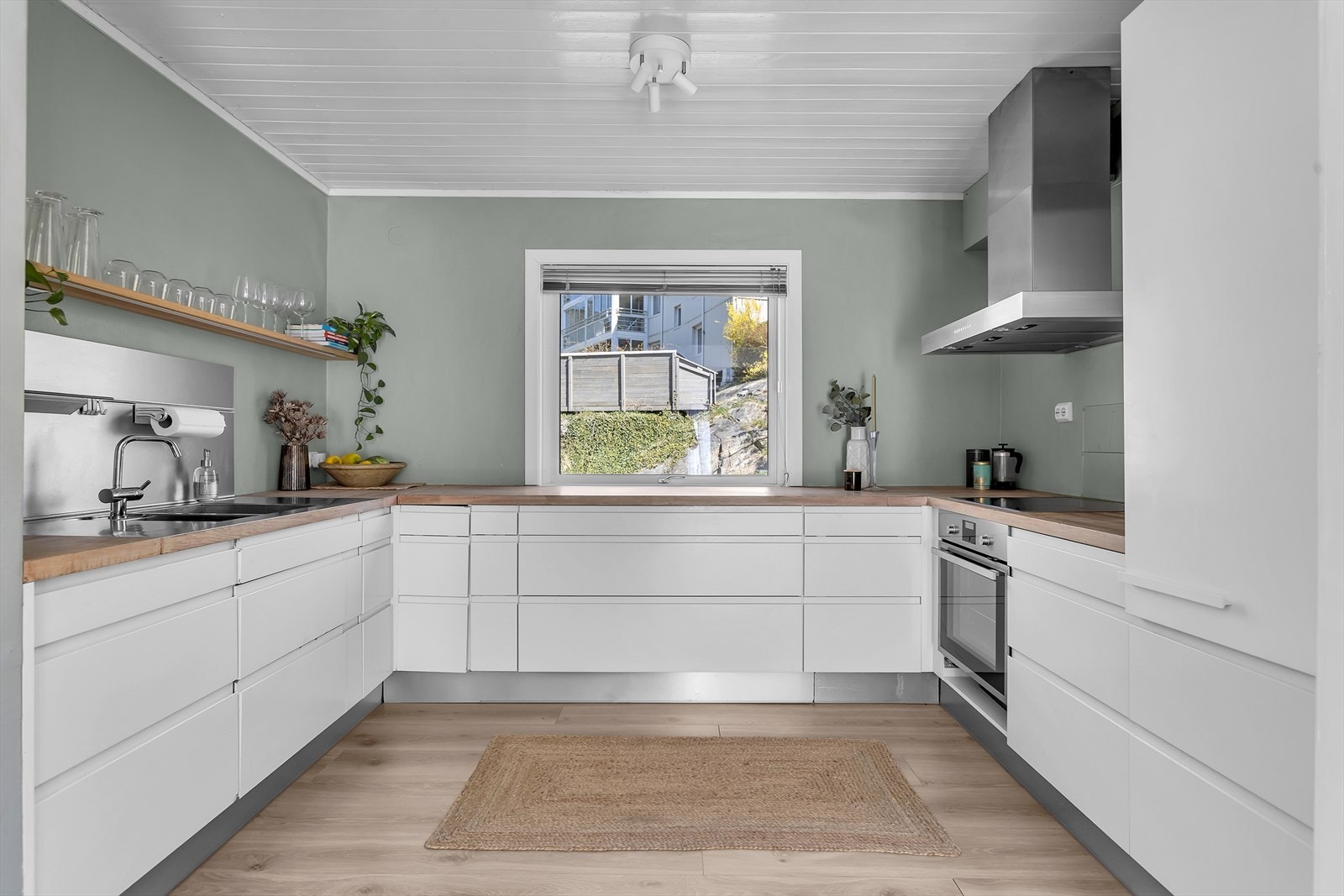Stilrent og funksjonelt kjøkken fra kvalitetsleverandøren HTH, med moderne slette fronter og en elegant heltre benkeplate som kombinerer design og holdbarhet. Galleribilde