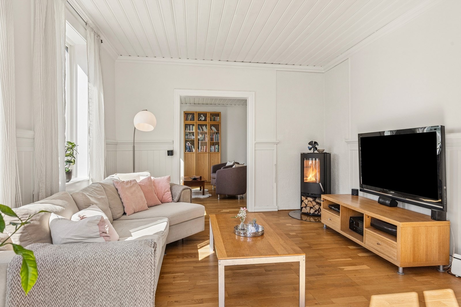 En peisovn med glassdør fra 2014 gir ekstra varme og hygge på kalde dager. Galleribilde