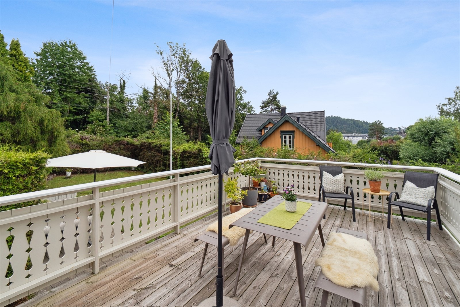 Den romslige verandaen på ca. 16 m² har god plass til utemøbler og er et naturlig samlingspunkt. Galleribilde