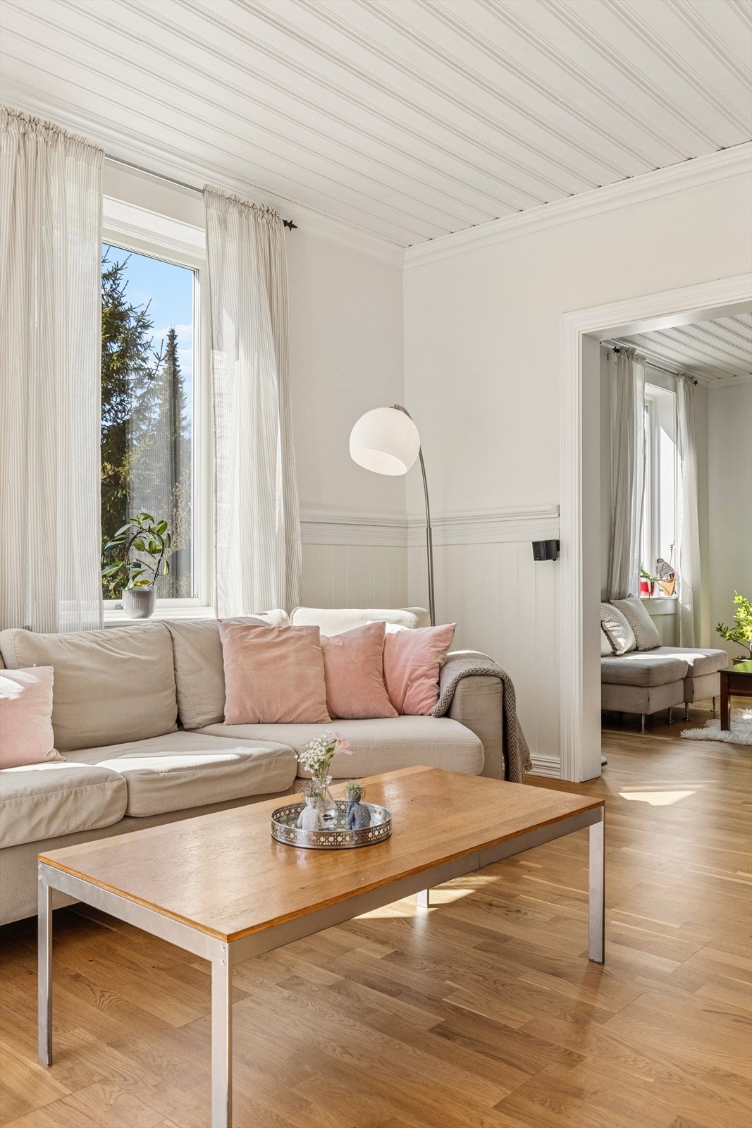 Vegger med malt trepanel og malte plater gir rommene et lyst og klassisk preg. Galleribilde