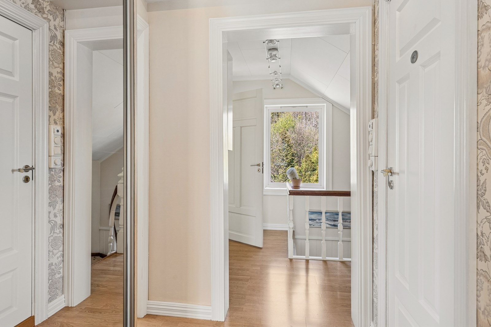 Gangen i andre etasje binder sammen soverommene og badet. Innvendige dører er hvite og profilerte. Galleribilde