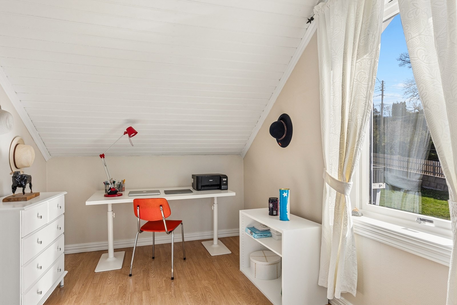 Et av rommene er i dag innredet som kontor, og viser fleksibiliteten i planløsningen. Galleribilde