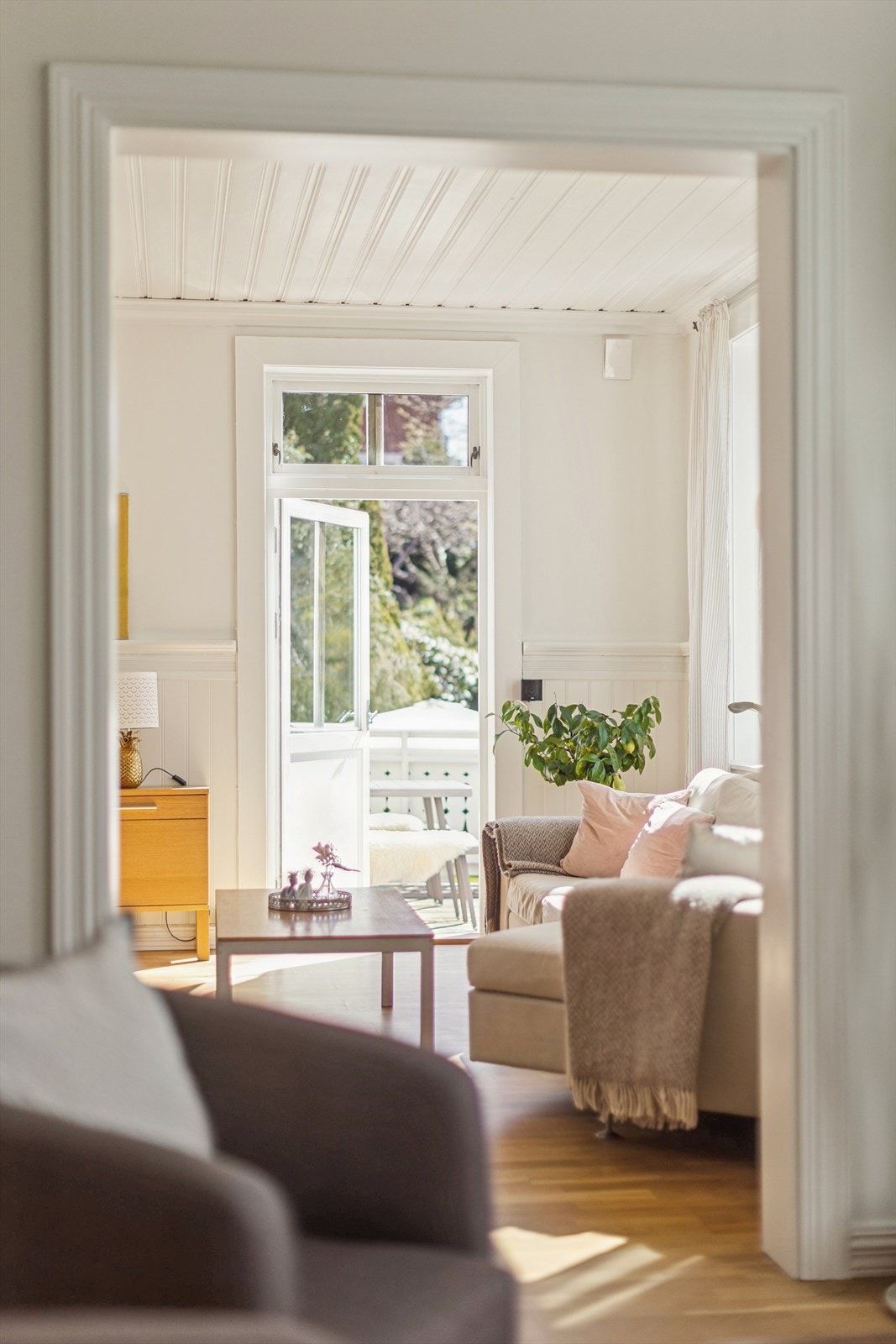 Fra stuen er det direkte utgang til en treveranda bygget i 2015. Galleribilde