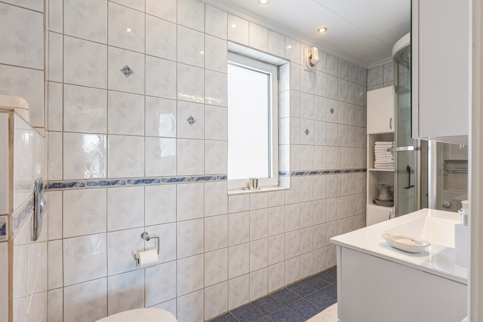 Badet i andre etasje er flislagt og utstyrt med elektriske varmekabler i gulvet. Galleribilde