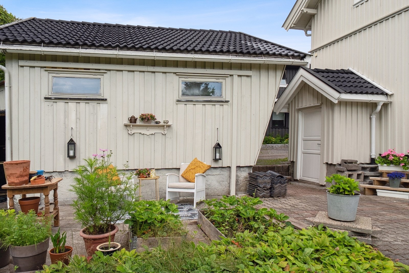 Til eiendommen hører en garasje i treverk med vippeport, bygget i 1984. Galleribilde