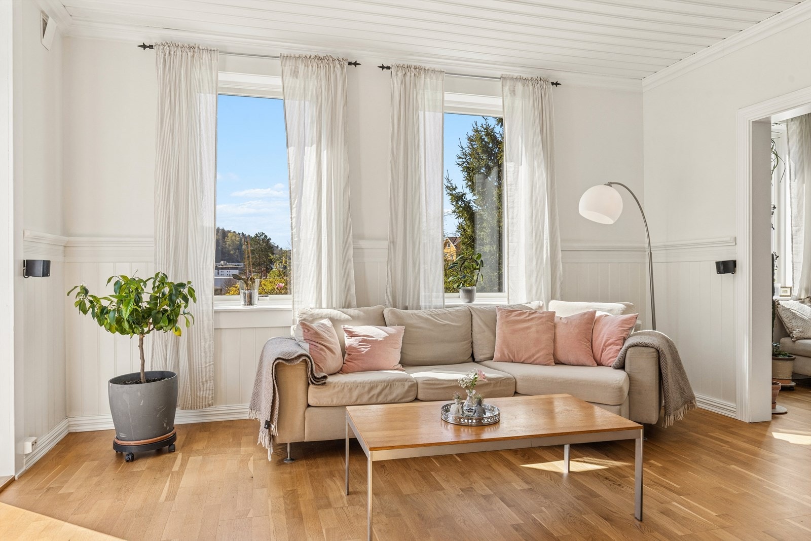 Romslig stue med god plass til en større sofagruppe. Galleribilde