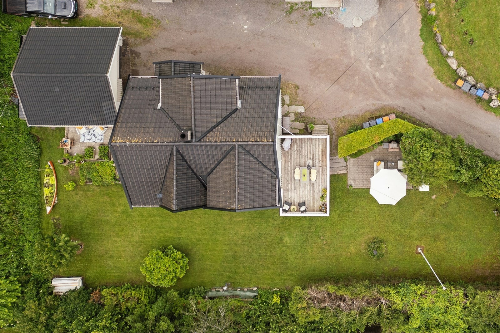 Eiendommen ligger på en romslig tomt med garasje og gode solforhold. Galleribilde