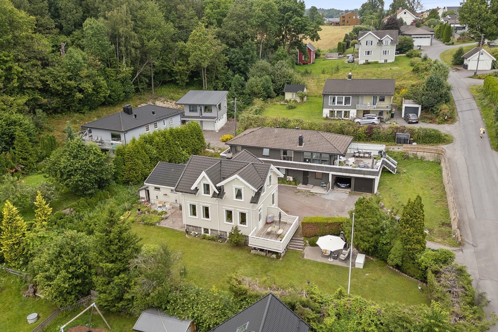 Nærområdet byr på flere skoler, med blant annet Breidablikk og Ranvik ungdomsskoler innen gang- og sykkelavstand. Galleribilde