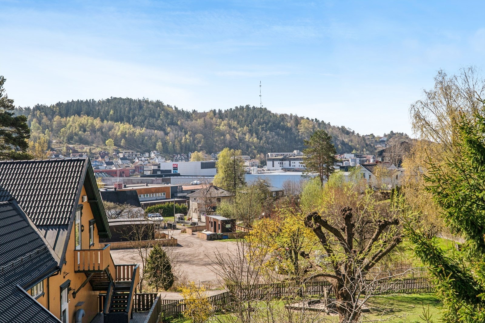 Utsikt over nærområdet, med nærhet til både grøntområder og byens fasiliteter. Galleribilde