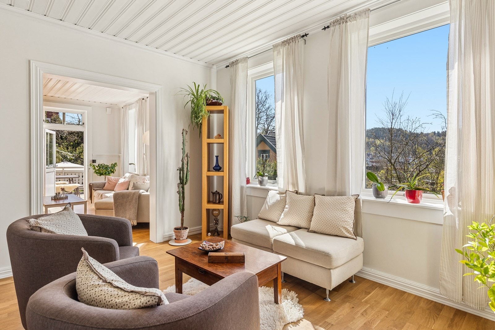 Første etasje har en åpen løsning mellom stue og spisestue, med gjennomgående 3-stavs parkett. Galleribilde